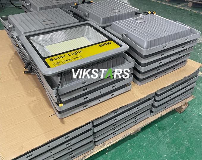600w 800w Luces de inundación solares Iluminación de estadios Iluminación al aire libre Reflectores solares de alta potencia 13